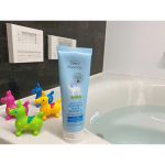 カラーを繰り返してる髪の毛や乾燥とか紫外線のダメージも気になる今日この頃🤔ヘアケアって何がいいねん！ってなってる人いませんか？レイヴィーってボディソープとかのイメージだったんで&hellip;のInstagram画像