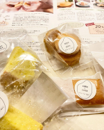 グルテンフリーのお菓子をいただきました🍪物足りないのかなぁと思ったりもしましたが、シフォンケーキはふわふわで、フィナンシェはアーモンドの香りがいい🌟アレルギーでなくても、アレルギーでも、関係な&hellip;のInstagram画像