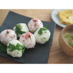 海の精桜の花塩漬けを使って桜ご飯にしたら可愛かったのでpost😁🌸 今日の朝ごはんは桜の花塩漬けを刻んで混ぜ込んだおにぎりと菜の花のお浸しとごま油を混ぜたおにぎり😋🍙玉子焼きと具だくさんお味噌汁と&hellip;のInstagram画像