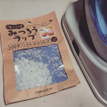 エコなラップ、「みつろうラップ」作ってみました！みつろうと布がセットになってて簡単に作れるキットなんです。みつろうを低音のアイロンで溶かして布に染み込ませて作るとっても簡単なエコラップ。&hellip;のInstagram画像