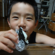 「おかかおにぎり大好き！」【こどもの笑顔あふれるおいしい食卓風景】写真コンテスト！「お祝いの春！祝いの食卓に子どもの笑顔を咲かせよう♪」の投稿画像