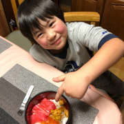 「海鮮丼」【こどもの笑顔あふれるおいしい食卓風景】写真コンテスト！「お祝いの春！祝いの食卓に子どもの笑顔を咲かせよう♪」の投稿画像