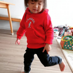 ニットデニムスキニーロングパンツもうすぐ進級☺️保育園にも、履いて行けそう☺️ストレッチ素材だから伸び縮みがあって動きやすそうで娘は早速履いて気に入ってくれました😃最近、カ&hellip;のInstagram画像