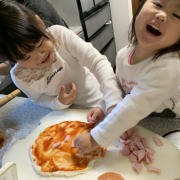 「ピザ作り、いちご飴」【こどもの笑顔あふれるおいしい食卓風景】写真コンテスト！「お祝いの春！祝いの食卓に子どもの笑顔を咲かせよう♪」の投稿画像
