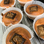 ピンク色のマフィン🧁いつものマフィンに赤ビーツパウダーを小さじ1-2ほど混ぜ込み（目分量で）焼く前はなかなかなピンク色！せっかくなのでガーナピンクチョコレート🍫を&hellip;のInstagram画像