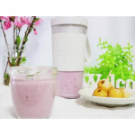 今日のおやつは、時間を持て余している子供達と一緒にコードレスマイボトルブレンダーでドリンク作り。子供は、冷凍のミックスベリー＋牛乳＋砂糖　ふわっふわのムースみたいなピンクのドリンクは春っぽ&hellip;のInstagram画像