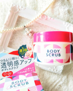 つるん！と明るく透明感アップボディスクラブ使ってみました♪手に取るとざらざらとして塩に水かけて固めた感じのテクスチャーなのですが体に塗り込むうちになめらかに溶けて優しい&hellip;のInstagram画像