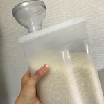 #イノマタ化学 #日本製 #冷蔵庫米びつ #monipla #inomata_fanお米は今まで常温保存してたけど、ダニや虫のもとになるそう。冷蔵庫でスッキリ収納できる便利な米櫃。軽量カップも&hellip;のInstagram画像