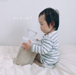 娘がぽけ〜っとした顔で何かを見ている＞＜笑..見つめているのは、我が家に新しくお迎えした「米びつ」です＾＾◎..不思議な形をしているので、娘も興味深々（笑）ちなみに我が家で&hellip;のInstagram画像