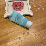 しばらく使用を続けてみたこちらのポアトル　角質ピーリングジェルEX❣️.贅沢にも顔だけでなくBODYにも使用😍.暖かくなってきたし、そろそろ足出しファッションもしたいなぁ...と自&hellip;のInstagram画像