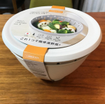 洗うのもレンジで加熱するのもこれ一つ。ブロッコリー洗うと水と一緒に流れてしまっていましたが、これは横の穴から水が流れる優れもの！そしてそのままレンジ&rarr;冷蔵庫へ。　時短に繋がる便利なボウルです。&hellip;のInstagram画像