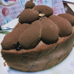 なぜか父が突然ケーキをくれたのだよ。しかも夜に笑いつもながら朝食べようと思ったけれど状況的にそうはできず&hellip;(；&acute;&forall;｀) 強い味方を信じて遅い時間の甘い誘惑タイム笑#罪悪感ゼロ #ギ&hellip;のInstagram画像