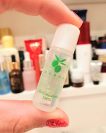 最近の風呂上がりのケアはこれ1本！オリーブスクワラン100％の美容液です★髪の毛から顔まで全部に使ってるよー✨風呂上がりの写真で眉毛もないお目汚しごめんなさいなんだけど、本当にうるおい&hellip;のInstagram画像