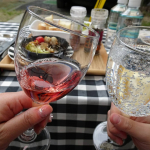 おうちキャンプ&hearts;️アヒージョ&hearts;️ミニ焚き火台が便利すぎる❗️自粛生活もなんとかして楽しまなくては😃おうちキャンプだからこそ昼からワインが飲める✨#岩深水 #iwashimizu&hellip;のInstagram画像