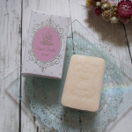 薔薇はちみつ石鹸着色料、防腐材、安定剤不使用✨もちろん香料も不使用で、ローズ油、ゼラニウム油の自然な香りと、天然の保湿成分がたっぷりの保湿力🌹成分は石ケン素地、はちみつ、て&hellip;のInstagram画像