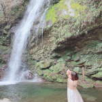 四国はいいところだった🦝・かずら橋は綺麗だけどめっちゃ怖いでもちゃんとワイヤーで括ってあるから安全(* &bull; &omega; &bull; )b・ひたすら水が綺麗・金比羅山は5回くらい心が折れそうになった。&hellip;のInstagram画像