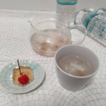 今年はお花見にも行けなさそうだなと、岩深水で淹れた桜茶と、さくらんぼのスイーツで、おうちで花見気分を味わってみました😊岩深水は原水の美味しさをそのまま、できる限り手を加えずに常温充填した、貴重な非&hellip;のInstagram画像