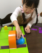 動画です✨ 「プログラミングロボットロボットマウス アクティビティセット」で遊びました🐭✨ ボード、トンネル、壁を使って迷路を作って、ロボットマウスに順序を覚えさせて、ゴールのチーズまでロ&hellip;のInstagram画像