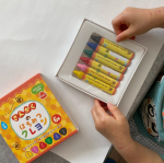 「さんかくのはちみつクレヨン」という、ミツロウ入りのクレヨンをいただきました。これとは別に水で落とせるクレヨンを持っていましたが、柔らかいため娘の筆圧だとどんどん削れていって、とにかく手についてあ&hellip;のInstagram画像