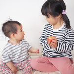 7カ月になってお座りできる様になっちゃいました😂👈歯も下の歯が出てきました😂成長が止まらない😂腰が座ったのでかぶせる服も少し着せてみたり姉妹で#リンクコーデ 可愛いが止まら&hellip;のInstagram画像