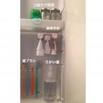 今朝の洗面所💨﻿﻿﻿歯ブラシを新しくしました✨なんて生活感溢れるカラフルさ😅﻿﻿ふとさ、家族内で感染したら、歯ブラシもこやって離してはいるものの大丈夫かなぁって😰﻿﻿考えす&hellip;のInstagram画像