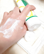 ムダ毛するんとつるすべ肌へ✨パイナップルの香りヘアリムーバークリームを使ってみました😊**手が汚れないように専用のチップがついています👌82％の天然由来成分とエタノール、パ&hellip;のInstagram画像