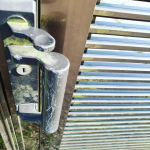 我が家の門扉についた苔、気にはなっていたもののついつい見て見ぬふりをしていました😅そんな時にこのワンステップ・スプレー・クリーナーを試させていただくことに❣️スプレーするだけでOK‼️ズボラな&hellip;のInstagram画像