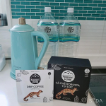 岩深水さんから美味しいお水をいただきました🌊ᐠ( ᐛ )ᐟᐠ( ᐖ )ᐟ 🌊ペットボトルのデザインもステキで 我が家のキッチンとカラーがマッチしていたので違和感なくキッチンカウンターに鎮座✨&hellip;のInstagram画像