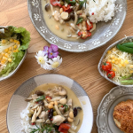 ..みんなで作った👨&zwj;👩&zwj;👧きのこたっぷりグリーンカレー🍛娘は、お友達に🤰楽してね、ともらってたひらたぼくじょうのこどもキーマカレーを☺︎ ほんとありがたい😂.娘のサラダは温野菜で&hellip;のInstagram画像