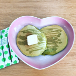 今日のお昼はグリーンホットケーキ♡「からだにユーグレナ」形は全然綺麗に焼けなかった(>_<)けど、色は綺麗なグリーン👐子供は抹茶だ〜🙌✨と喜んで食べてました( ง ᵒ̌&forall;ᵒ̌)ง⁼&hellip;のInstagram画像