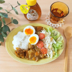 ある日のごはん🍴・・・カレーと一緒にコールスローサラダとフルーツも乗せてワンプレートにしました🌼コールスローサラダは、レモン汁と富士貿易様のロンガンハニー、マヨネーズで味付&hellip;のInstagram画像