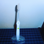 イオン歯ブラシ「KISS YOU」イオン歯ブラシ「KISS YOU」を台にのせて写真を撮りました。夜寝る前は、これを使っています。イオン歯ブラシ「KISS YOU」はブラシを交&hellip;のInstagram画像