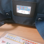 みんなのおなまえシール幼稚園のおかばんに貼りました新年度、幼稚園の準備には名前付けがたくさん💦「みんなのおなまえシール」アプリでたーっぷり411枚(B5サイズ2枚)作りました！&hellip;のInstagram画像