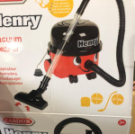 娘大喜び🥺✨毎日これで掃除を手伝ってくれるように&hellip;ありがたい〜🎵娘も常に掃除する癖がついてきた☺️ #ヘンリー #トイクリーナー #お掃除 #お手伝い #monipla #dreamblo&hellip;のInstagram画像