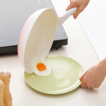 なんだこの、可愛いフライパン🍳🍳わー！すごく好み♡更に軽くてこびりつかないなんて、機能性も良いとは(&cap;&acute;&forall;`&cap;)💕これまでまともに料理してこなかったから料理をちゃんと作り始めるといま持ってるキッチング&hellip;のInstagram画像