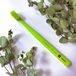 スイス🇨🇭生まれの高級歯ブラシ『クラプロックス』　﻿﻿ブラシの植毛数が、一般的なナイロン歯ブラシの約5倍。耐久性と速乾性に優れているので、ちょっとお高めではありますが、コスパは良いかもしれませ&hellip;のInstagram画像