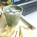 オンライン飲み会２回目！オンライン飲み会は、お店の時間も終電も気にする必要がないので、意外と飲み過ぎちゃう😅１回目は翌日に残ってて吐いた😱今回は、二日酔い防止にサプリ飲んでおいたから大丈夫&hellip;のInstagram画像