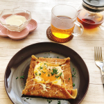 GWの朝はのんびり⠒̫⃝⠒̫⃝⠒̫⃝･オーガニックルイボスティーと一緒に簡単ガレット風な朝ごはん(*&uml;̮*)･ルイボスティーの香りが良くてリラックスできたぁヽ(*&acute;&forall;｀)ノガレ&hellip;のInstagram画像