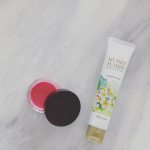 ハリーハリーの「大人のリップバーム」と「大人のハンドバーム」をお試しさせてもらったのでレビューを。・どちらも年を重ねて生まれてくる悩みにアプローチしてくれるシリーズ。・私はもともと唇に&hellip;のInstagram画像