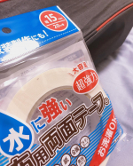 布に貼れるのが有り難いです✨　また洗濯もOKで何も心配いりません🙆&zwj;♂️布以外にも、皮、金属、木材、ゴム、プラスチック等にも使用できるそうです！#水に強い布用両面テープ #お洗濯OK #両&hellip;のInstagram画像