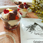 @fatwitchjapan ファットウィッチ様のブラウニーミックス粉でブラウニーを作って、ヨーグルトや冷凍のカットフルーツと合わせてミニパフェにしました🎶バター、牛乳、卵を用意して混ぜて焼く&hellip;のInstagram画像