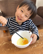 昨日のウッディ風オムライスを作る時に「まぜまぜしたい〜❣️」と言ったので、お手伝いお願いしました😊混ぜるの好きみたいで、楽しそうに混ぜ混ぜしてくれました😆🎶下の子がずっとやりたそうに眺めて&hellip;のInstagram画像