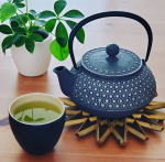 今朝は緑茶でスタート🍵ほっこり😊お気に入りの#南部鉄器 と #杉田真紀 さんのカップでほっこり😚いただいた#こいまろ茶 淹れやすくておいしい～😏#宇治田原製茶場 #月刊茶の間 #monip&hellip;のInstagram画像