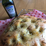 いつものフォカッチャ❣️ モニターでいただいたオリーブオイルを使って作ってみました^_^オリーブの良い香り〜⭐️ ボトルも可愛いし、液漏れもしない注ぎ口。フォカッチャは&hellip;のInstagram画像