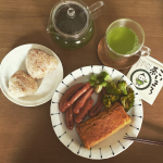 朝ごはんおかかおにぎり🍙玉子焼き🥚ウィンナー焼きブロッコリーこいまろ茶.茹でブロッコリーを焼くとめちゃくちゃ美味しいよ！娘も焼くと食べてくれます。オイルの感じが&hellip;のInstagram画像