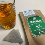 TIGERさんのオーガニック生葉ルイボスティーをお試しさせていただきました♡フィルター無しの色です。ルイボスティーって赤っぽい色のイメージだけど、普通のお茶みたい！味はすっきりした美味&hellip;のInstagram画像