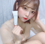 ⚪️⚪️⚪️・・まえにも紹介したハクアージュという美容液☁️・使い始めて一週間が経ちました☺︎・みずみずしくて肌馴染みが良いテクスチャーです🧴肌が潤うと紫外線の影響を受&hellip;のInstagram画像