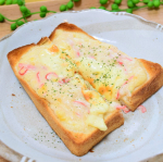 今日の朝ごはん🥞✨最近家にいることが多いから朝も昼も何作ろうって悩む毎日😂今日はホワイトソースにカニカマを入れてチーズを乗せて焼いただけ🤤簡単だけど美味しい♡他にもコーンとかキ&hellip;のInstagram画像