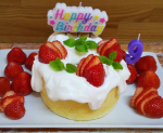 次男の誕生日&hearts;️米粉と米油でつくられたシフォンケーキをおめかししました☺️甘いもの苦手な次男がすごい勢いでパクパクパクパク(*≧&forall;≦)ほんとフワフワモチモチ、軽くてふわっと飛んじゃいそうな&hellip;のInstagram画像