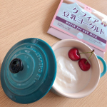 手作りヨーグルト😋🥣豆乳で作るケフィアヨーグルトを作ってみたよ♡作り方は簡単✨ヨーグルトの種を1Lの無調整豆乳に入れてダマにならないようにフリフリシェイク❗️混ぜ終えたら発酵が&hellip;のInstagram画像